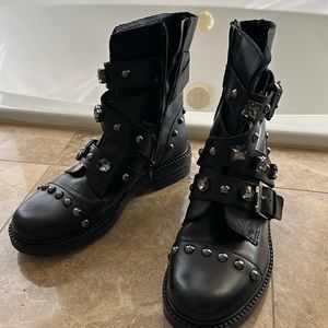 Black ankle boots with dazzle and metal design stamp